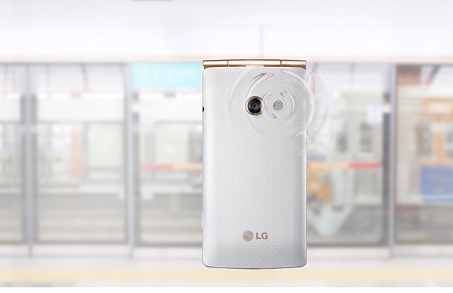 LG 와인스마트폰의 1W 고성능 스피커에서 소리가 울려 퍼지는 모습을 표현한 제품 이미지.