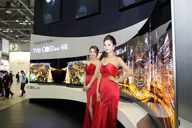 KES 2014에서 만난 LG전자의 혁신제품 (4)KES 2014 LG전자 부스 울트라 올레드 TV 앞에서 여성 모델들이 포즈를 취하고 있다.