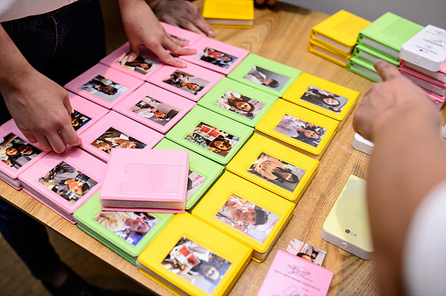 테이블 위에 늘어져 있는 포켓포토. 참가자들의 모습이 사진에 담겨 있다.