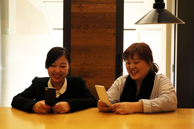 LG전자 MC사업본부 UX실 상품기획그룹 이지영 과장(左)과 문윤정 선임연구원(右)