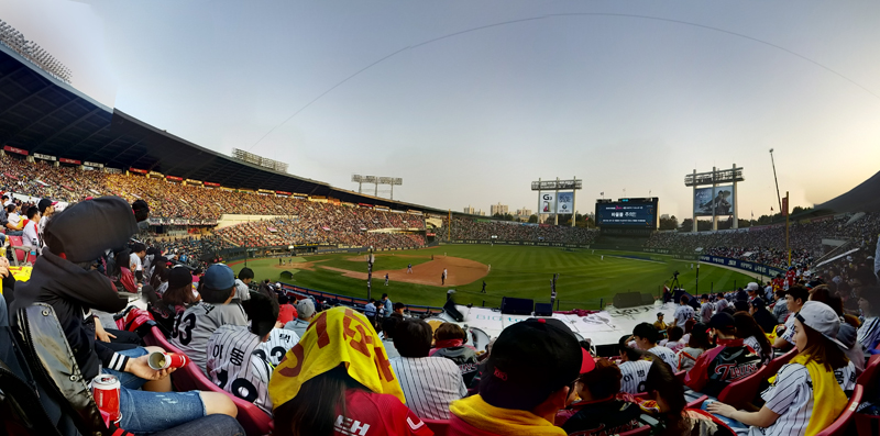 G프로2 VR 파노라마로 찍은 야구장 풍경. 넓은 야구장과 많은 관중이 보인다.