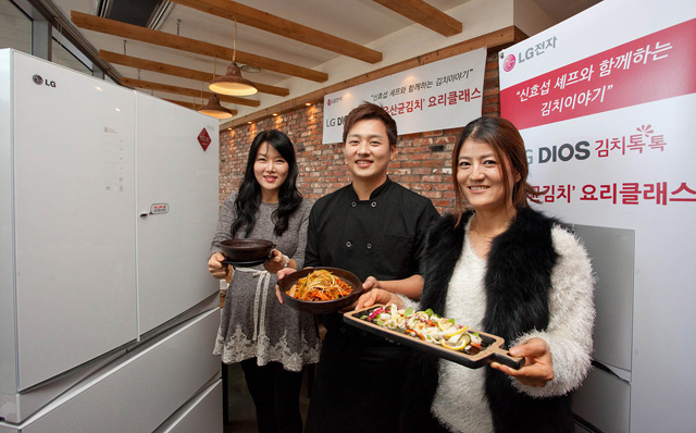 신효섭 셰프(중앙 남성)가 자신이 개발한 '김치톡톡 돼파퐁듀' 요리를 선보이며 참가자들과 포즈를 취하고 있습니다.