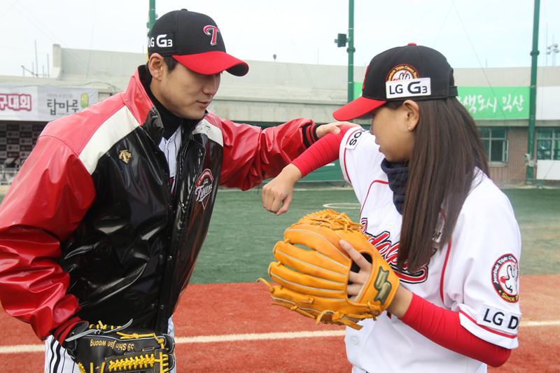 신재웅 선수가 한 선수의 팔꿈치를 짚으며 릴리스포인트를 알려주고 있다. 