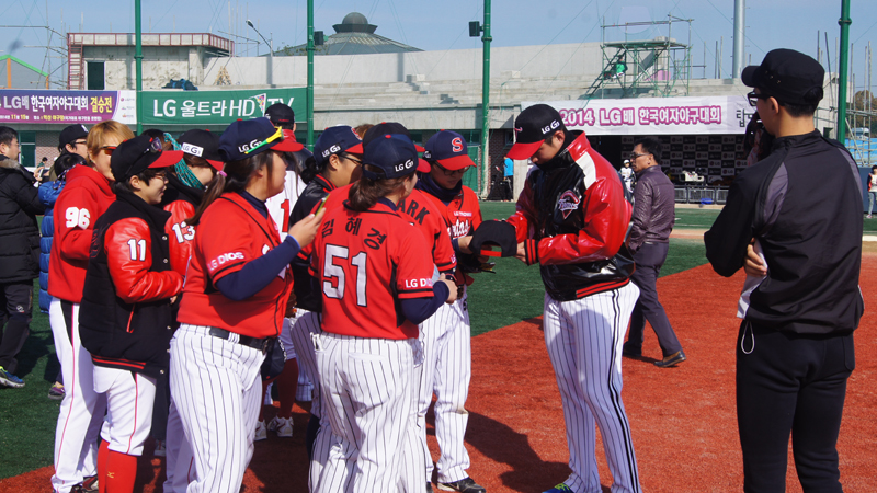 오지환 선수가 LG여자야구대회에 참여한 선수들에게 싸인을 해주고 있다.