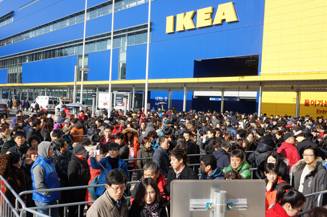 광명 이케아(IKEA)의 오픈날 전경. 수 많은 사람들이 보인다.