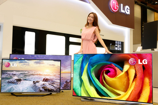 사진 왼쪽에서부터 각각 55인치, 65인치, 65인치 2015년 형 LG 울트라HD TV 입니다.
