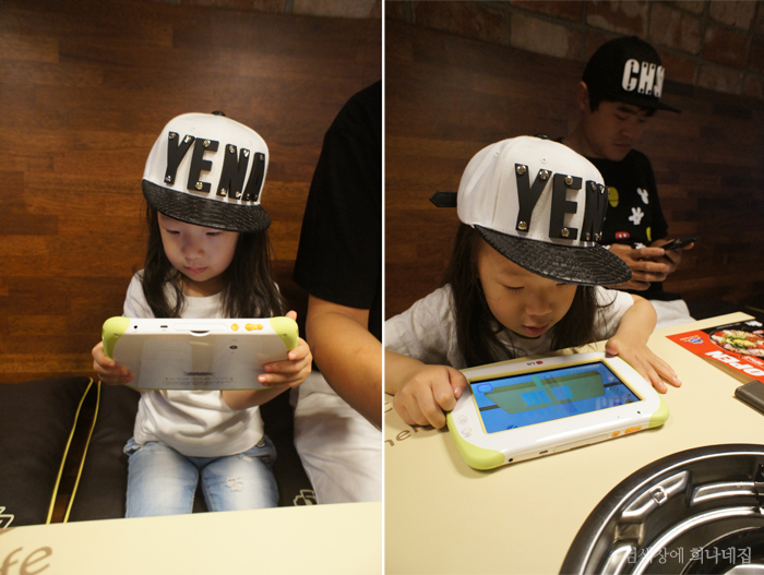 블로거 '비주'의 딸 '예나'가 키즈패드를 사용하고 있는 모습