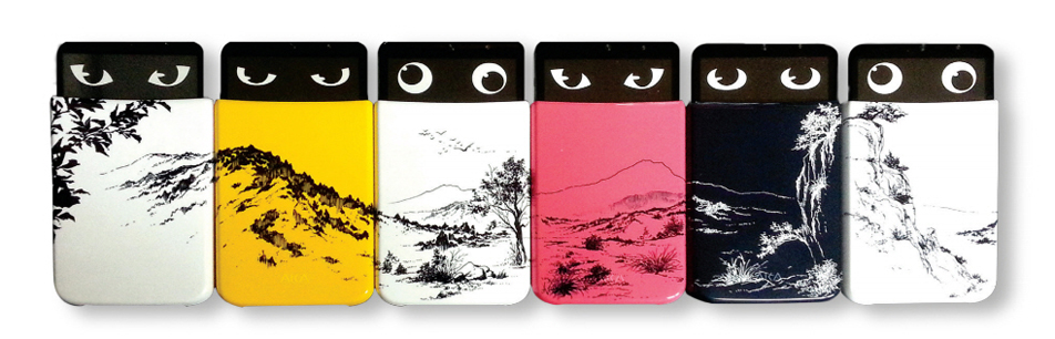 LG 아카를 예술작품으로 표현한 모습. 나란히 놓여있는 6개의 아카 스마트폰 커버에 산수화가 그려져 있다. 