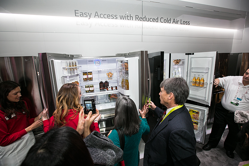 부스에 전시된 LG 더블 매직 스페이스 냉장고를 살펴보고 있는 사람들