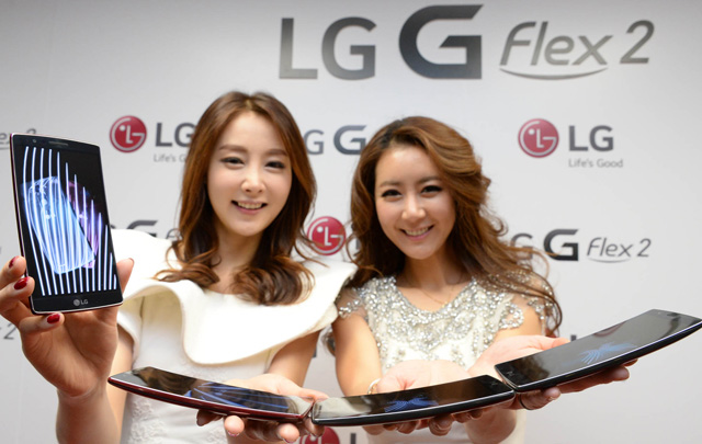 신제품 공개 행사에서 모델들이 'LG G 플렉스2'를 선보이고 있습니다.