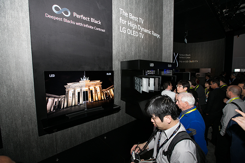 LG 올레드 TV 부스에서 사람들이 제품을 관람하고 있다. '퍼펙트 블랙'을 소개하고 있다. 