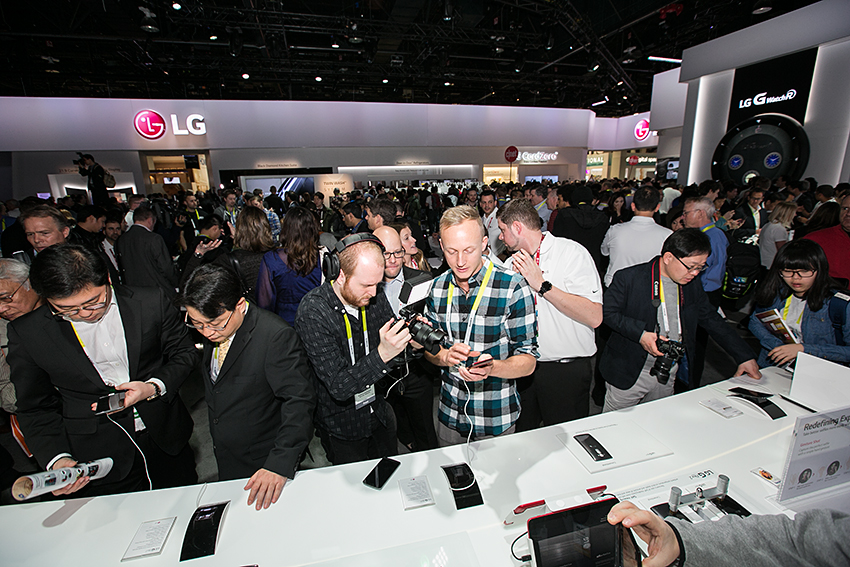 LG G플렉스2 부스에 몰린 사람들. 제품을 관찰하고 있다. 