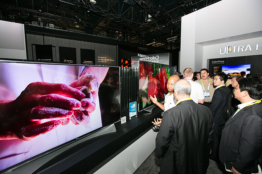 관람객들이 LG전자 TV에 적용된 컬러 프라임 기술에 대한 설명을 듣고 있다.