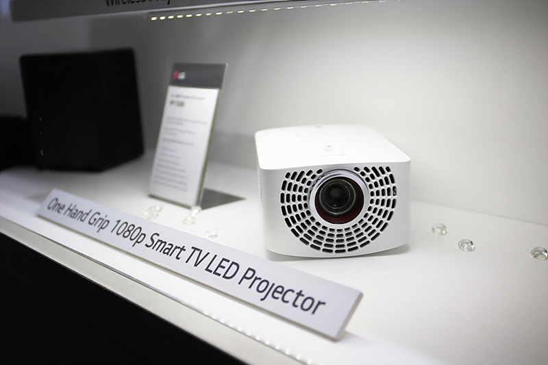 1080p 스마트 TV LED 프로젝터 제품의 모습