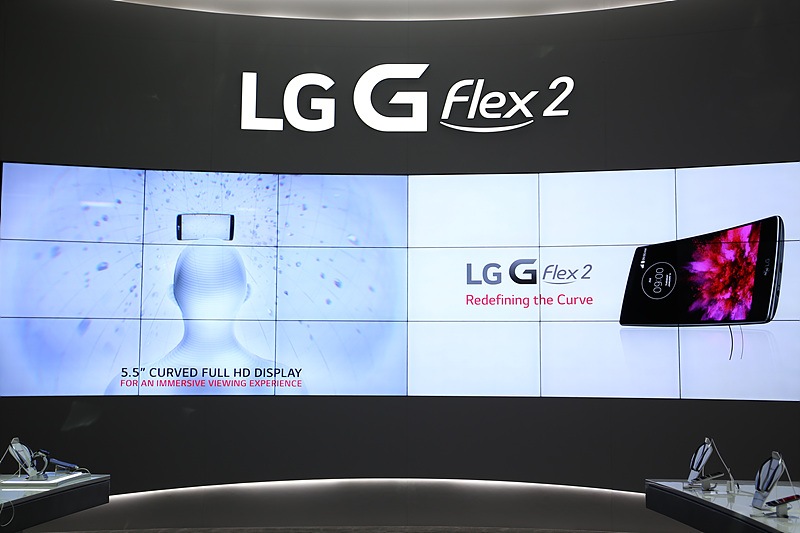 LG G플렉스2 존의 모습. 큰 스크린으로 LG G 플렉스2 이미지가 송출되고 있다. 
