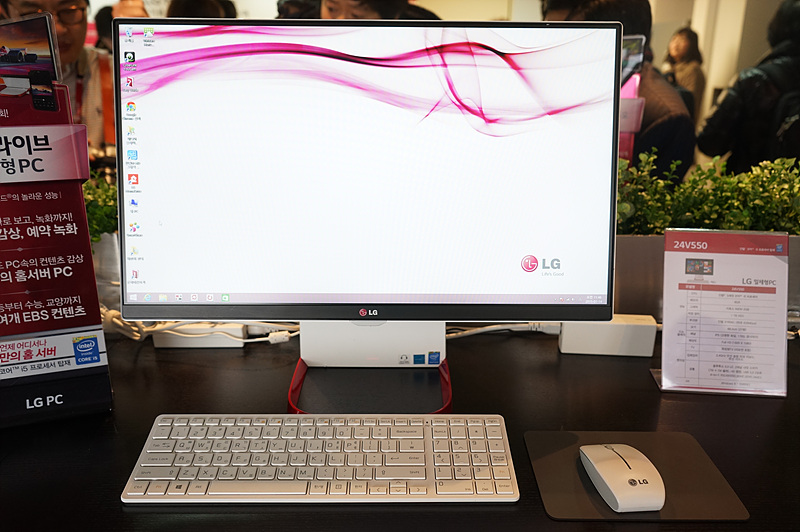 LG 일체형 PC를 실행시킨 모습. 넓은 화면과 깔끔한 디자인이 돋보인다.