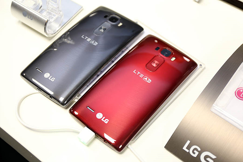 LG G플렉스2 후면 모습. 블랙 색상의 제품과 플라멩고 레드 색상의 제품이 나란히 놓여있다. 