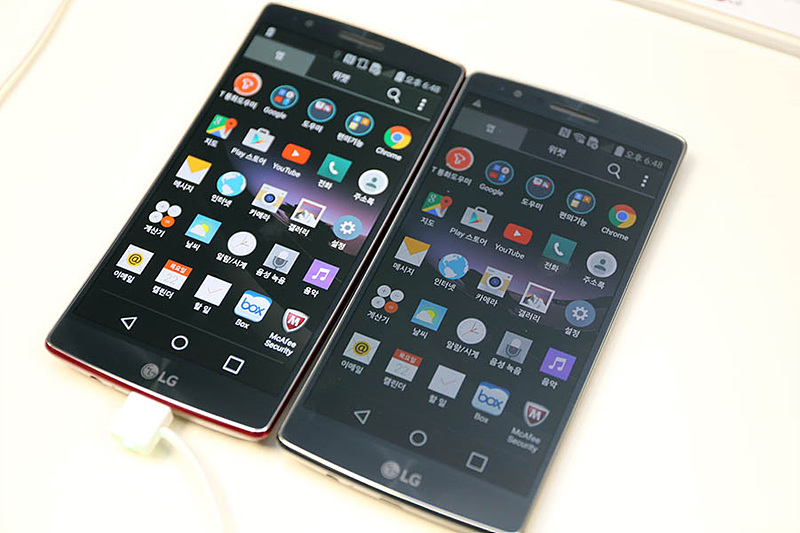 LG G 플렉스2의 최고-최저 밝기를 비교하기 위해 나란히 놓은 2대의 스마트폰. 