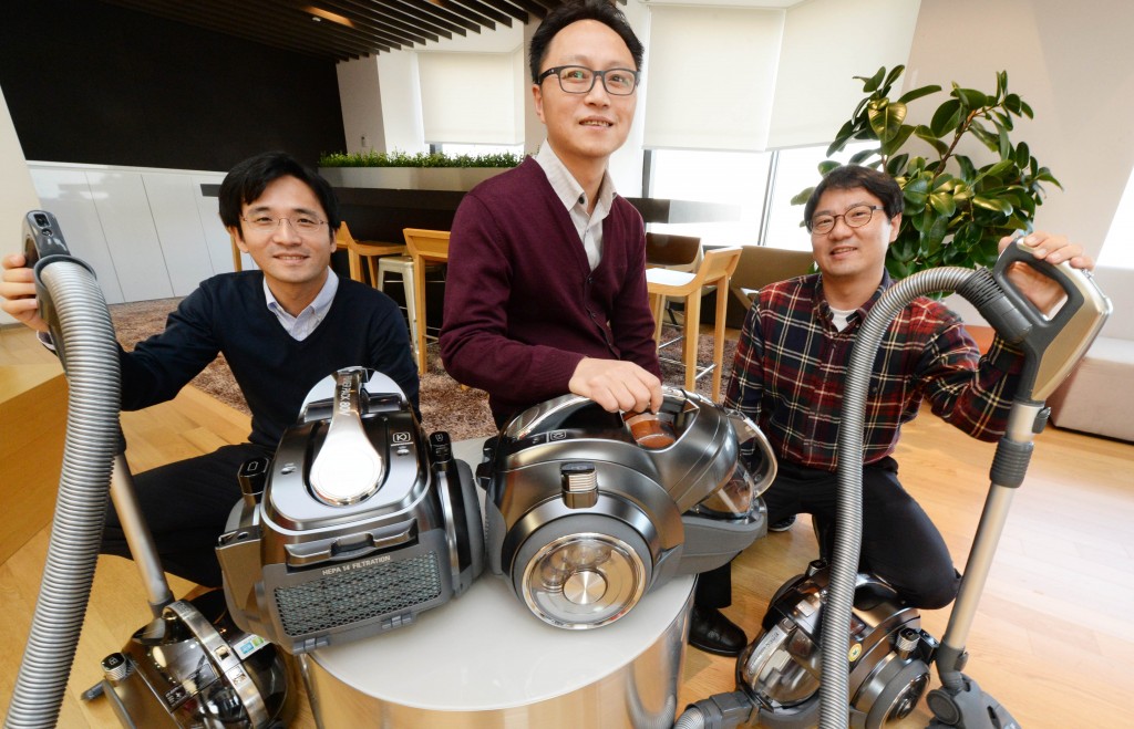‘LG 무선 싸이킹’ 개발팀 – (왼쪽부터) 이경훈 수석, 윤석원 부장, 한성훈 수석이 청소기를 들고 포즈를 취하고 있다. 