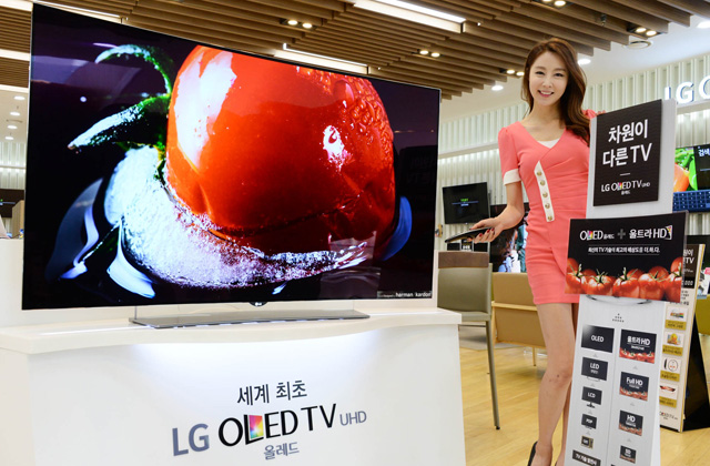 모델이 LG전자 매장에서 ‘굿 체인지 굿 챈스’ 페스티벌을 맞아 65형 ‘곡면 올레드 TV(65EG9600)’ 를 소개하고 있습니다.