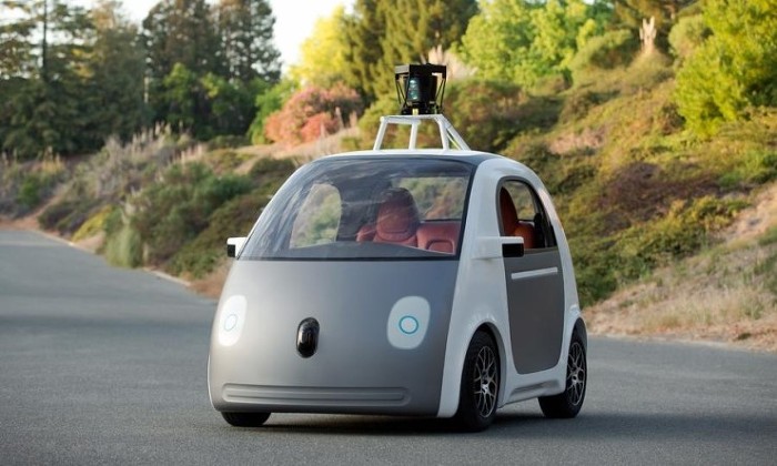 구글 무인자동차의 모습. 작고 둥그스름한 디자인이 눈에 띈다. 