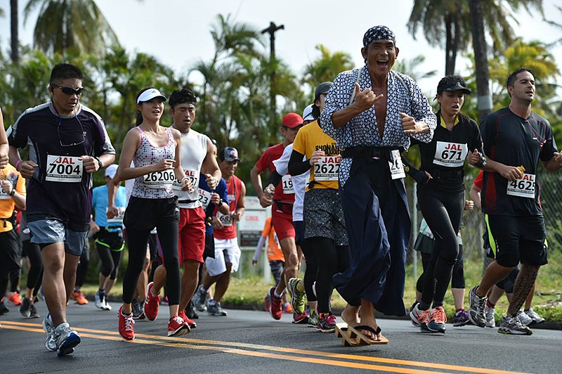 다양한 복장으로 마라톤을 즐기는 사람들. 일본 전통복장을 입은 참가자가 보인다.