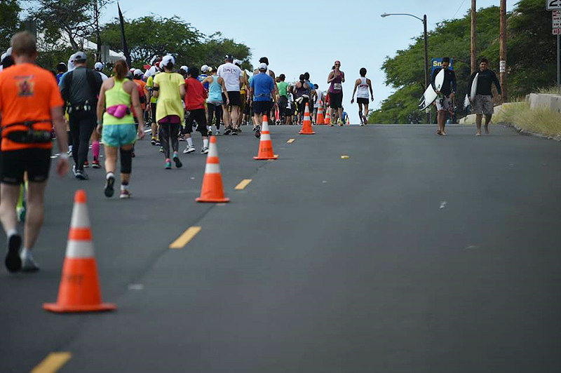 호놀룰루 마라톤 대회 전경, 수많은 사람들이 달리고 있다.