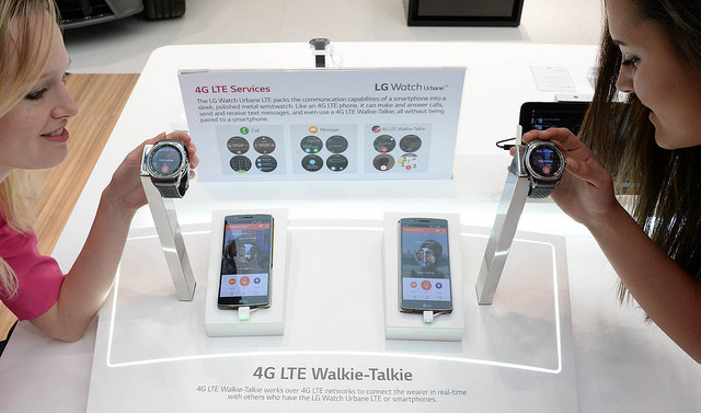 LG 워치 어베인 LTE의 무전기 기능을 시연하고 있는 관계자들.