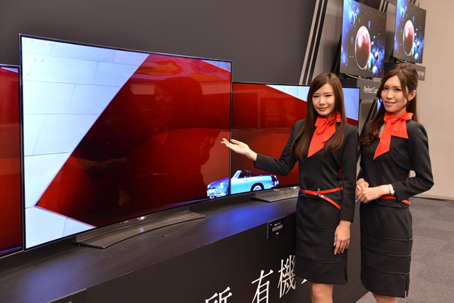 일본 도쿄 아키하바라에서 열린 ‘2015년 TV 신제품 발표회’에서 모델이 제품을 소개하고 있습니다.