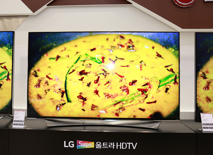 LG 슈퍼 울트라HD TV의 선명한 화질. 노란색과 초록색, 붉은색이 어우러진 음식의 모습. 
