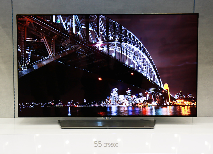 LG 올레드 TV의 풍부한 색상 표현. 강 위로 뻗은 다리에 조명이 들어와있는 야경의 모습이 TV를 통해 보인다. 