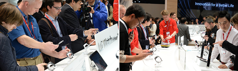 MWC 2015의 LG전자 부스에서 LG 워치 어베인을 시연해 보는 관람객들