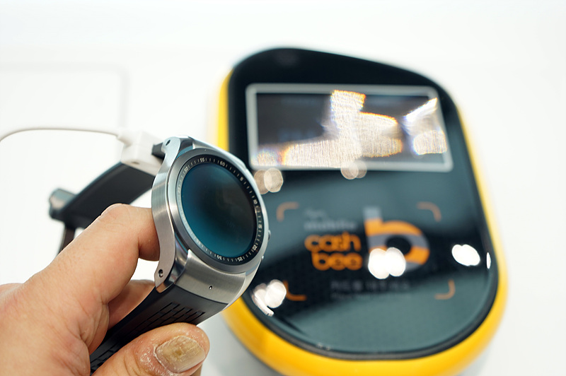 LG 워치 어베인(LG Watch Urbane)을 통해 NFC 기능을 활용하는 모습