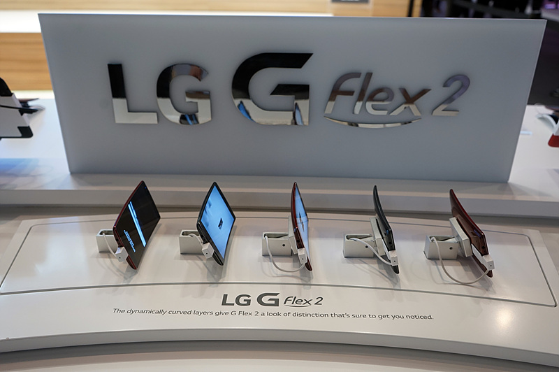LG G 플렉스2 부스에 LG G 플렉스2 제품이 나란히 놓여져 있다.