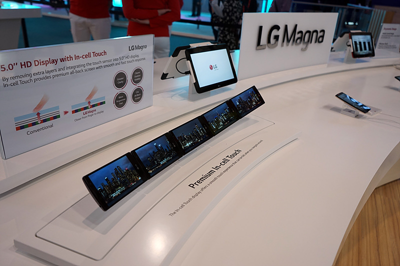 5인치대 스마트폰인 ‘LG 마그나’가 나란히 전시되어 있는 모습