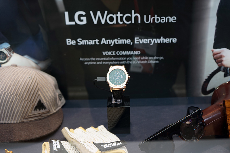 고급스러운 느낌의 LG 워치 어베인(LG Watch Urbane)이 전시되어 있다. 