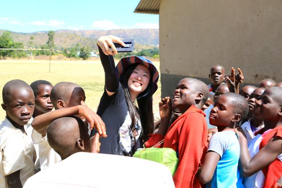 미래의 빛 봉사팀장 박선정 주임연구원. 아프리카 지역 아이들과 휴대폰으로 셀카를 찍고 있다. 