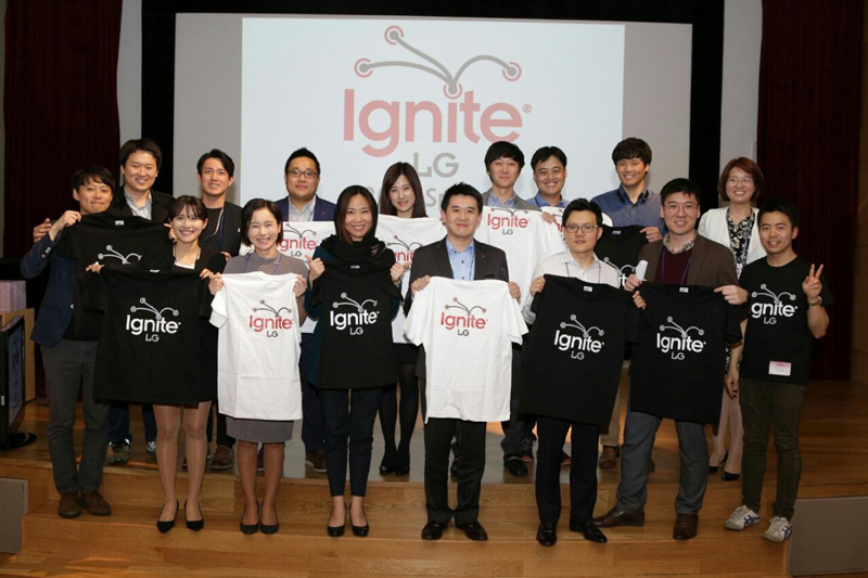 이그나이트 LG를 마치고 기념 티셔츠를 들고 단체사진을 촬영하고 있다.