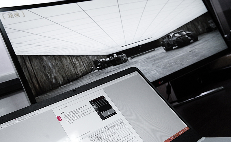 LG 그램 14를 LG 시네뷰 모니터를 연결한 모습. 노트북 화면에는 pdf 문서가, 모니터 화면에는 영상이 나오고 있다. 