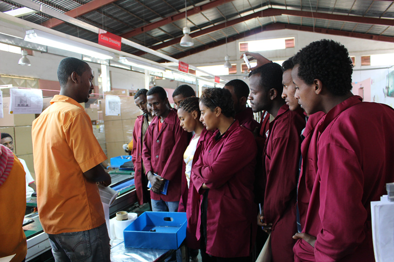 에티오피아 학생들이 직업훈련 학교에서 작업복을 입고 설명을 듣고 있다. 