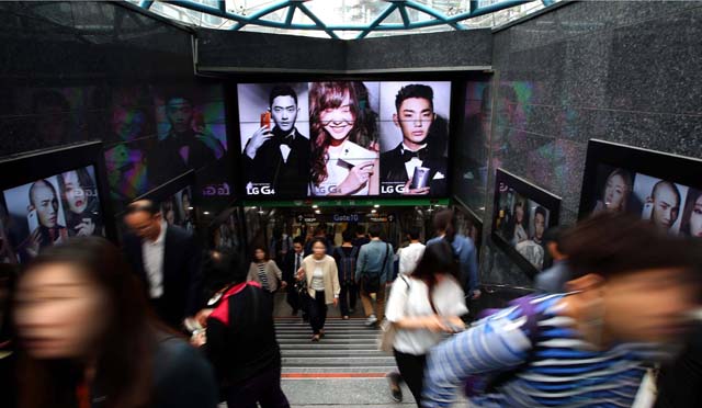 LG전자가 강남역에 설치한 G4 디지털 옥외광고 모습. 수많은 행인들이 광고물에 눈길을 주며 걷고 있다. 