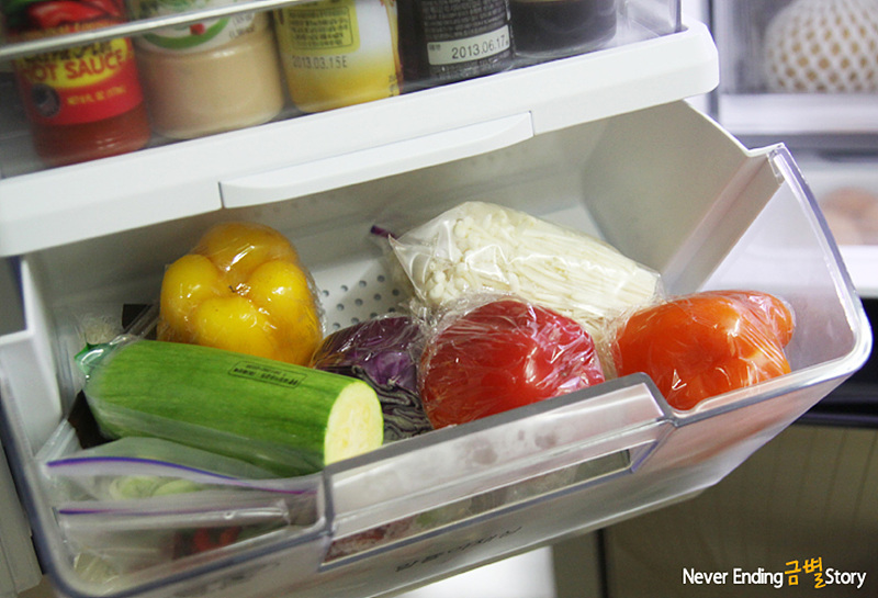 냉장고 알뜰야채실에 보관된 자투리 채소. 피망, 호박, 팽이 버섯, 양배추 등이 보인다. 