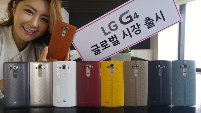 LG전자 모델이 LG트윈타워에서 글로벌 시장에 출시하는 'G4' 스마트폰 9종을 소개하고 있는 모습 입니다.