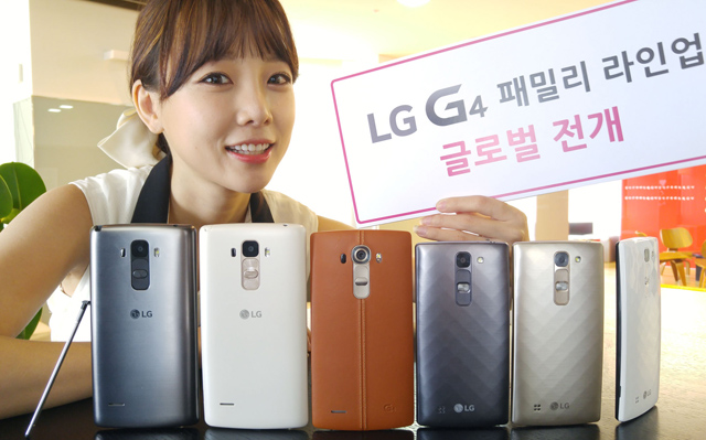 LG전자 모델이 LG트윈타워에서 글로벌 시장에 출시하는 'G4 스타일러스'와 'G4c'를 소개하고 있는 모습 입니다.