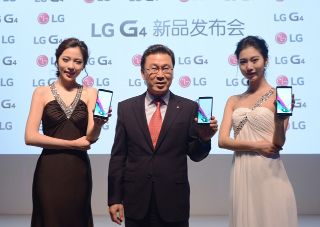 . LG전자 중국법인장 신문범 사장이 G4를 소개하고 있습니다.