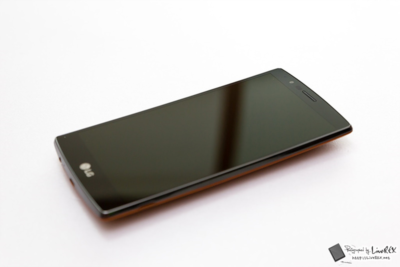 LG G4 스마트폰이 바닥에 놓여있다. 