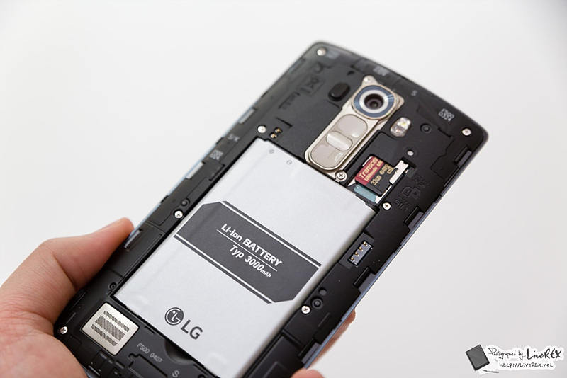 후면 커버를 벗겨낸 LG G4. 배터리가 부착되어있는 모습이 보인다. 