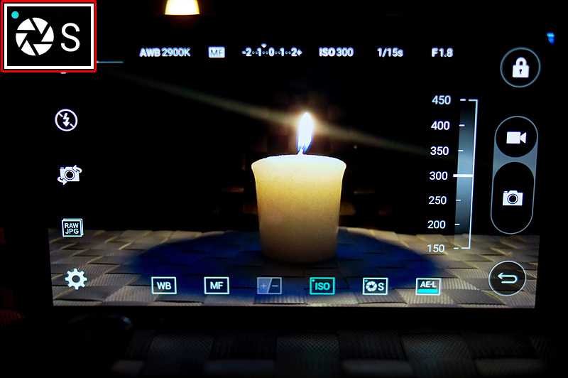 셔터 스피드를 변경해 G4 카메라로 촛불을 촬영하고 있다.