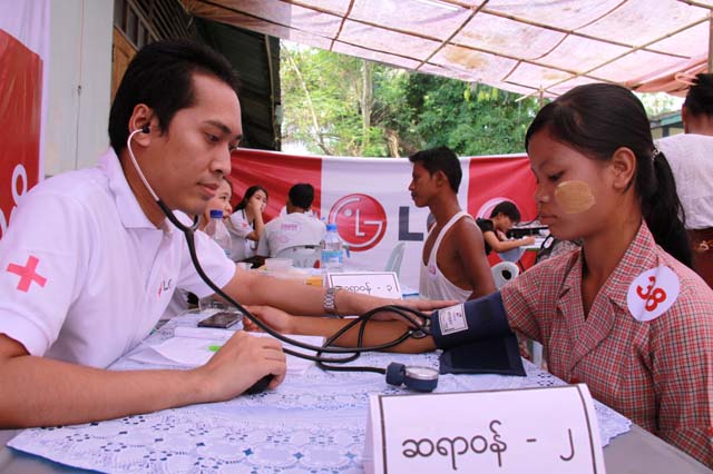LG전자가 9~10일 미얀마 외곽의 위생 취약 지역인 ‘타토(Thahto)’ 에서 양곤의학대학 출신 현지 의료진과 협력해 현지 주민 3,500여 명에게 무료 검진을 제공했다. 