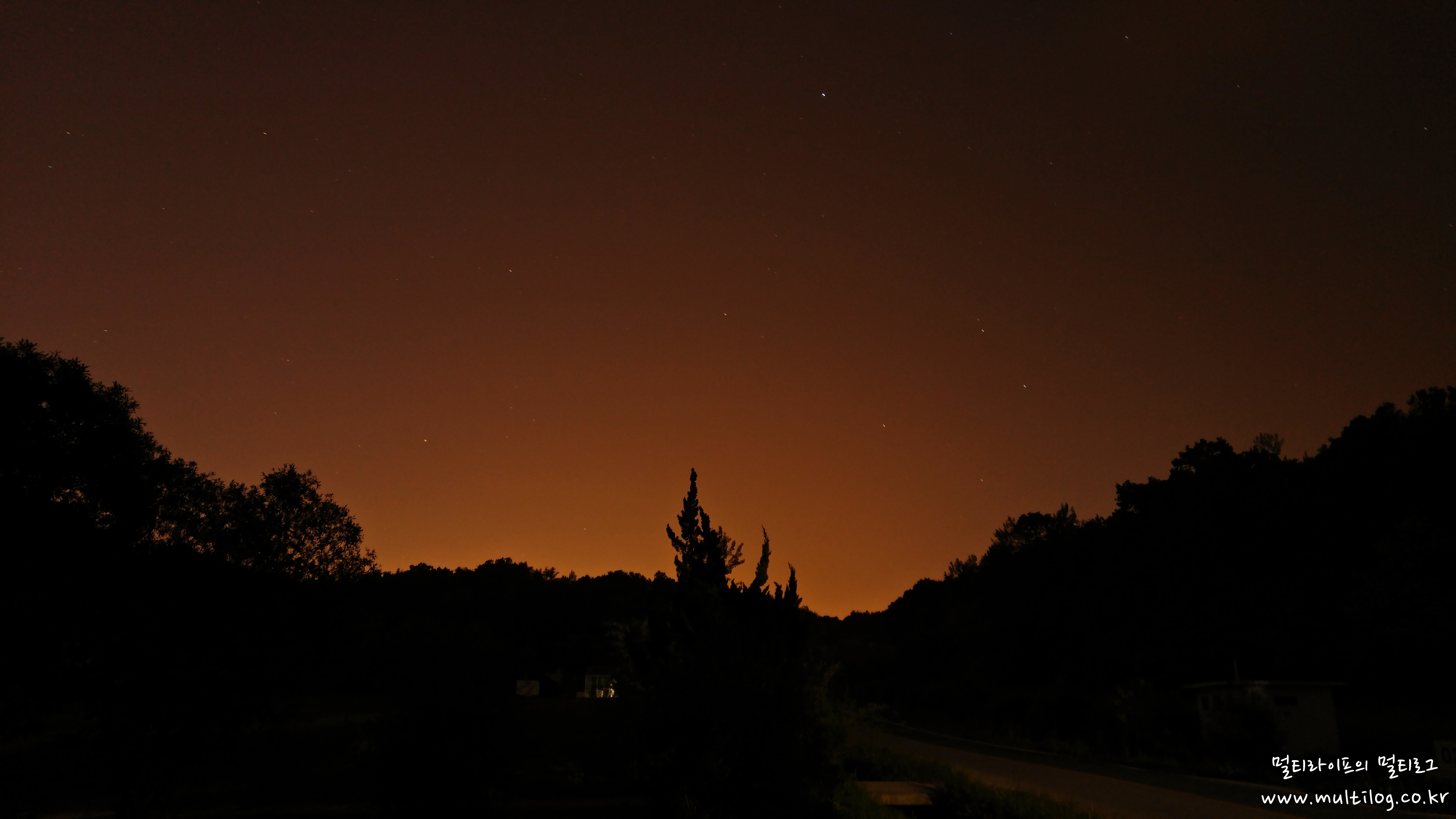 G4로 촬영한 붉은 하늘과 별 사진